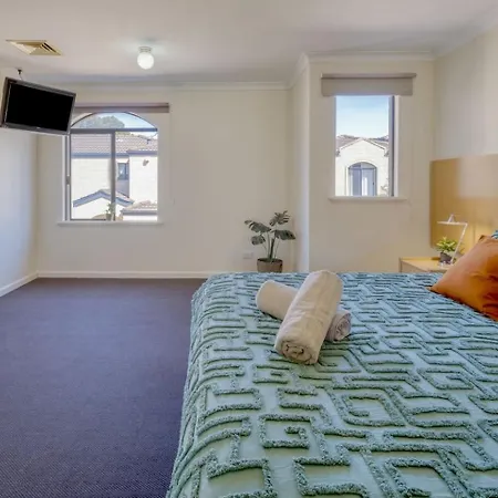 Belmont Comfort - Central And Light-Filled Stay-2